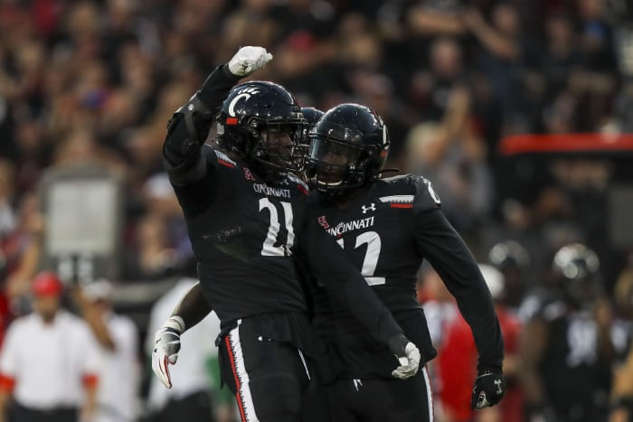 Cincinnati DE Myjai Sanders celebrates tackle
